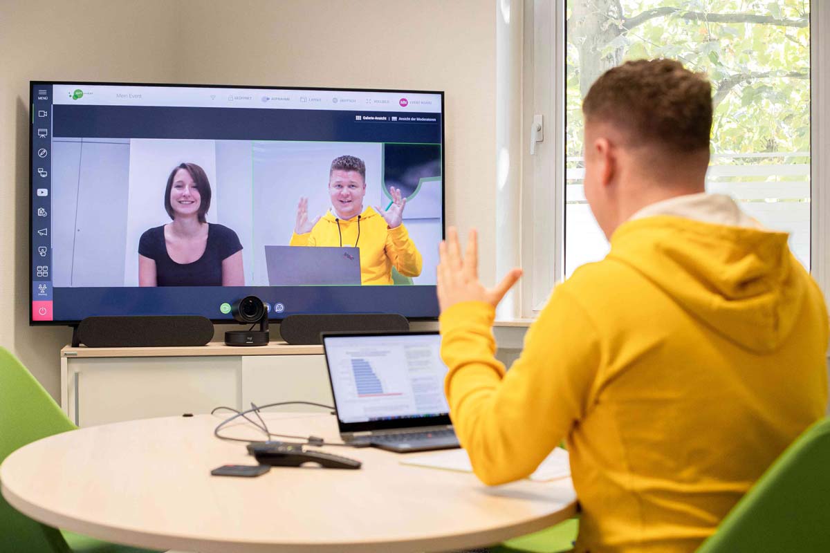 Wir beraten dich gerne auch ganz bequem per Videochat Wir beraten dich gerne auch ganz bequem per Videochat